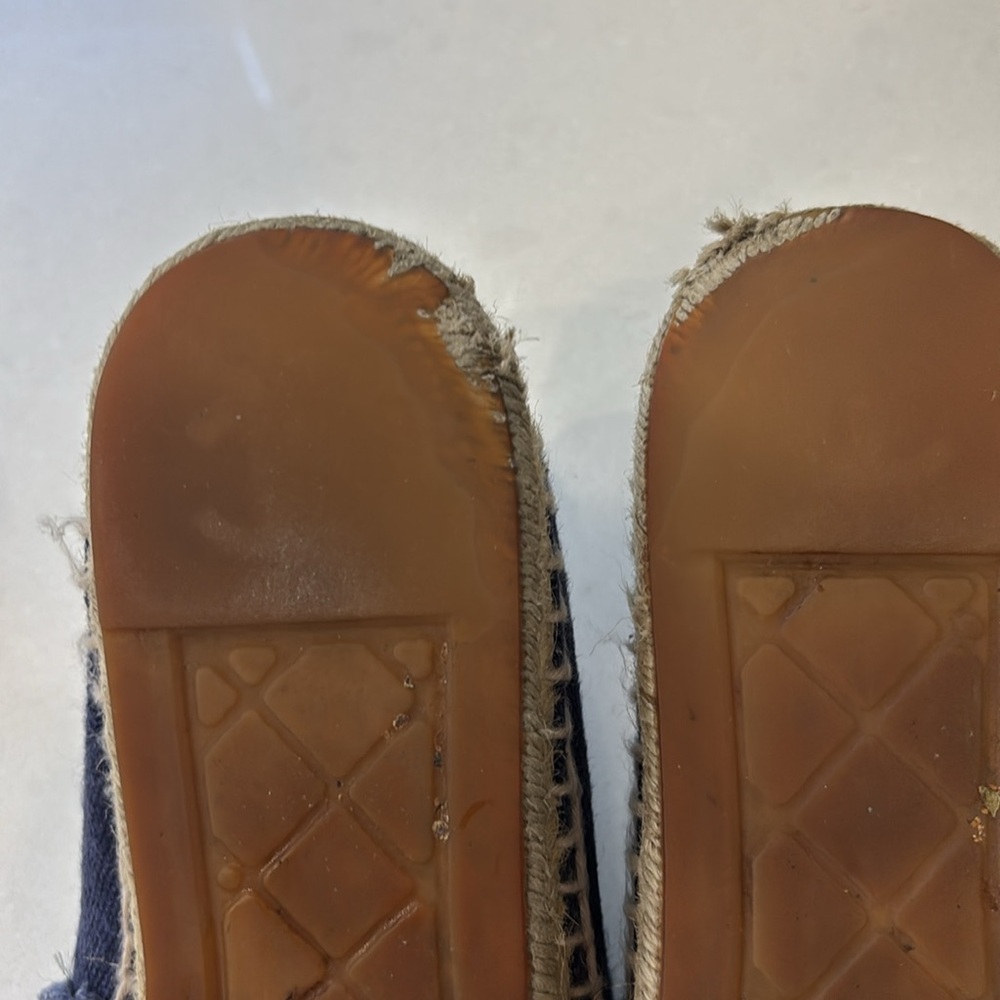 CHANEL denim Blue Espadrilles with Iconic CC Logo - Picture 5 of 8